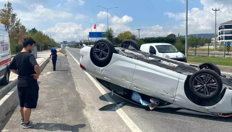 Bolu’da Kaldırıma Çarpan Otomobil Tepetaklak Oldu